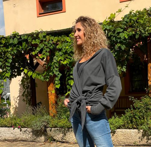 Šedá mikina s vázáním — foto 3