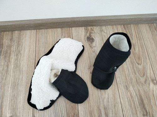 Capáčky ze softshellu s beránkem do kočárku — foto 3