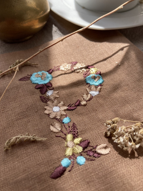 Ľanová utierka s výšivkou ,,MONOGRAM" — foto 2