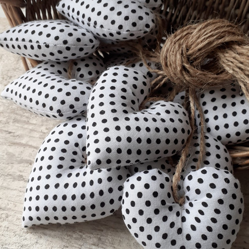Srdíčka látková - bílá s černým puntíkem — foto 2
