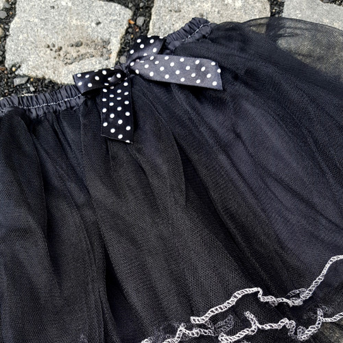 Dětská černá tylová sukně s lemováním — foto 3