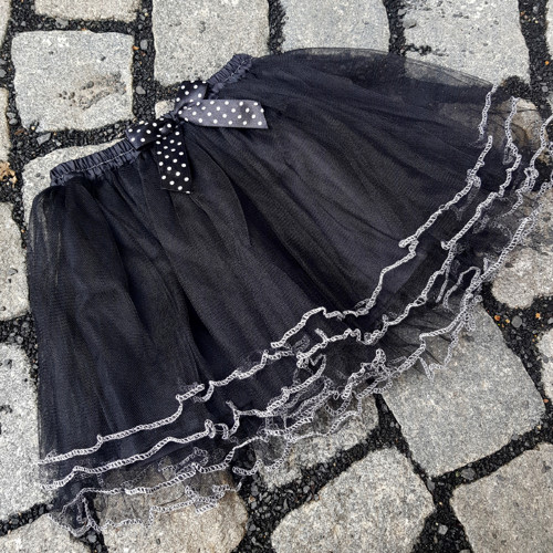 Dětská černá tylová sukně s lemováním — foto 2
