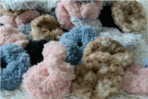 Chlupatá maxi kožešinková scrunchie gumička — foto 2