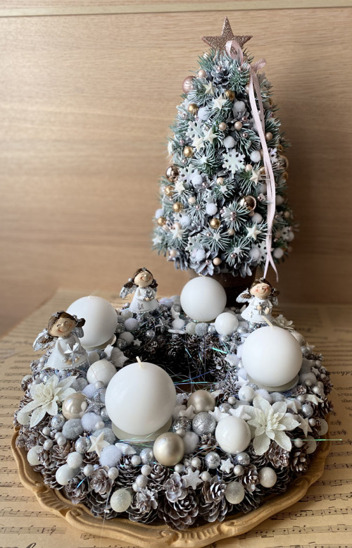 Adventní věnec bohatě zdobený — foto 2