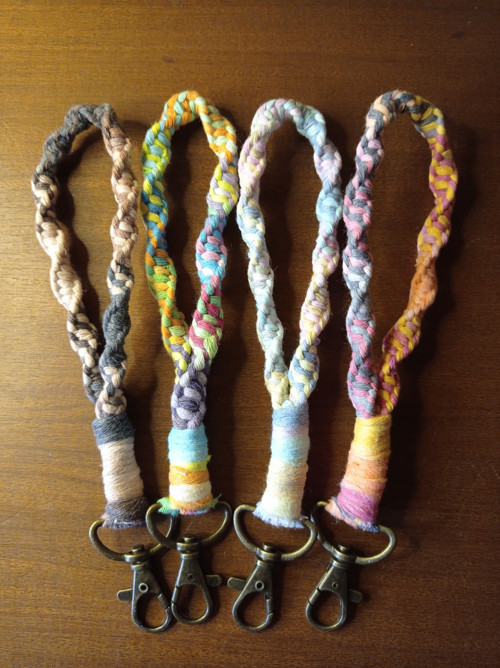 Macramé klíčenka na ruku - DNA multicolor hnědá — foto 3