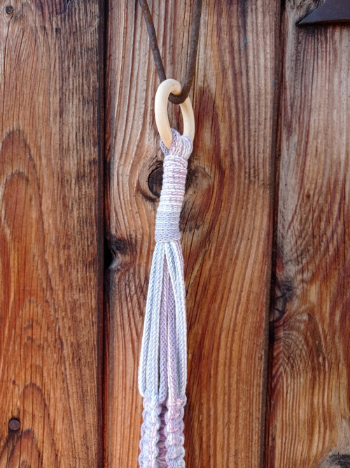 Macramé závěs na květináč Magic Iris — foto 2