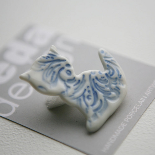 Kočka porcelánová brož — foto 4