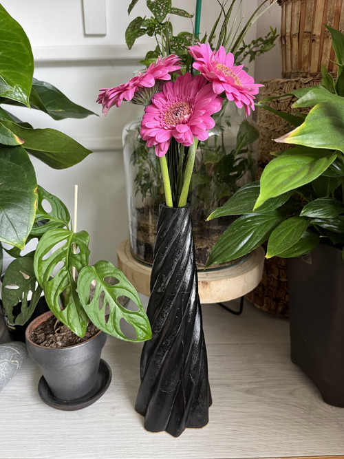 Betonová váza SPIRÁLA černá — foto 3
