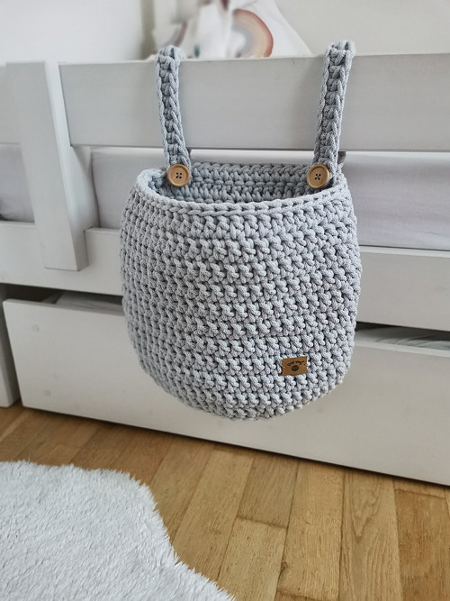 Háčkovaný kapsář na postýlku - světle šedý — foto 3