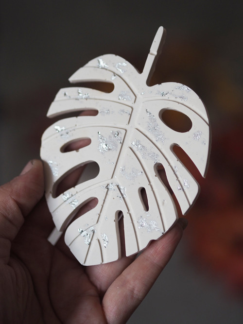 Podtácek bílá monstera - jesmonite — foto 4