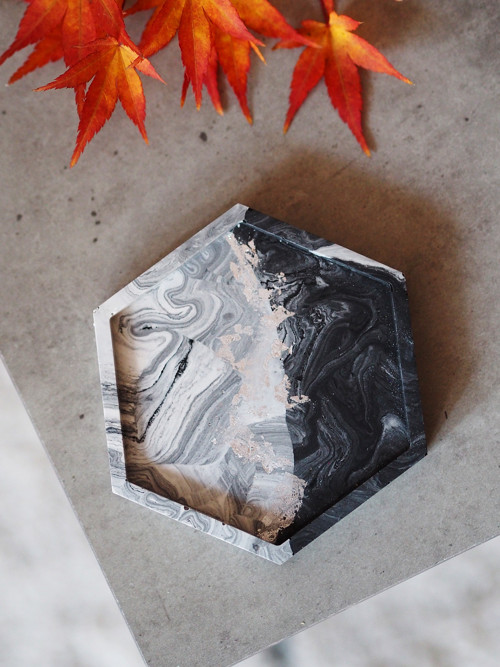 Podtácek hexagon gray & silver - jesmonite — foto 2