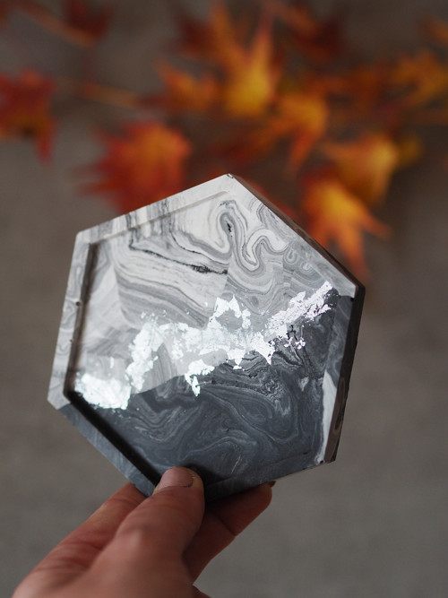 Podtácek hexagon gray & silver - jesmonite — foto 3