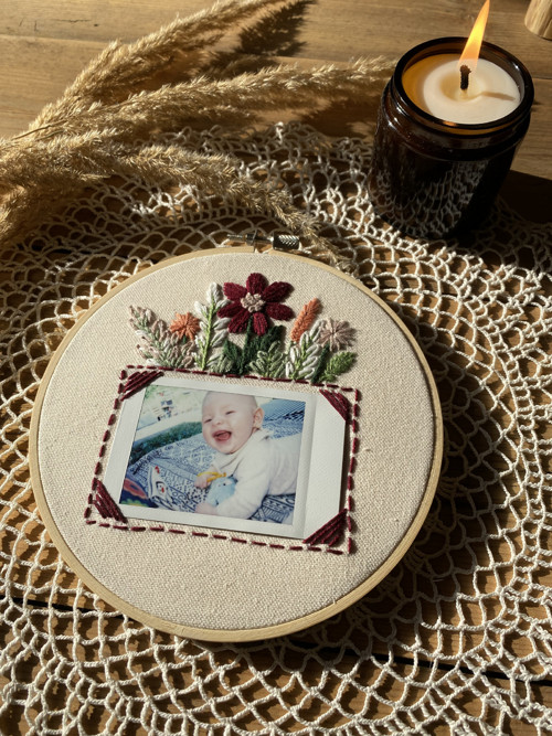 Vyšívaný rámeček na polaroid - Louka — foto 2