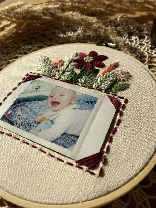 Vyšívaný rámeček na polaroid - Louka — foto 4