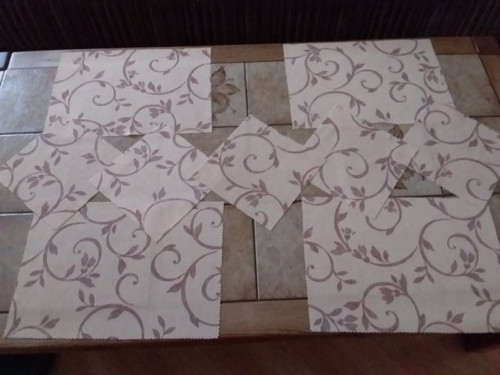 Hnědé krucánky na žlutém — foto 2