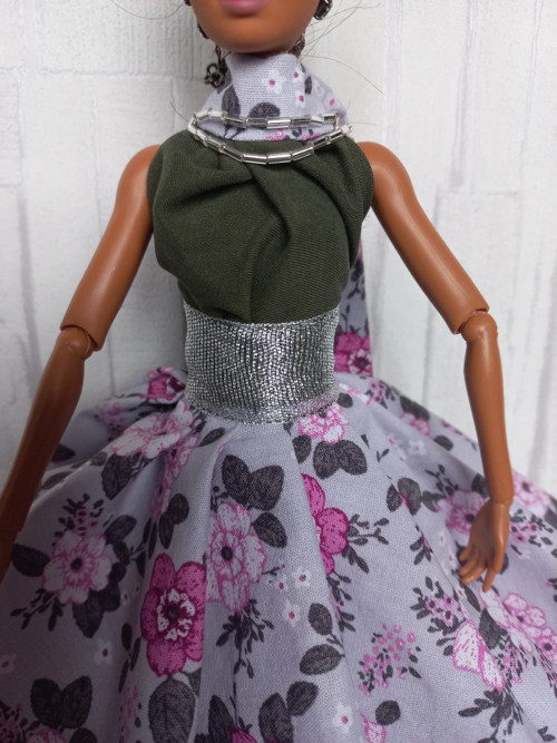 Šedo-růžové šaty pro Barbie — foto 2