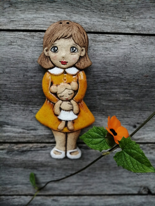 Holčička s panenkou , malovaná — foto 3