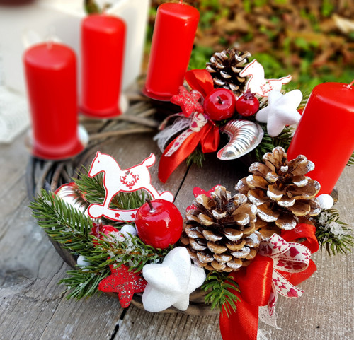 Adventní věneček s koníčky — foto 2