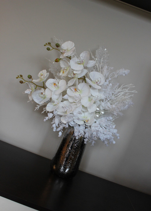 Vánoční váza s orchidejemi do bíla — foto 4