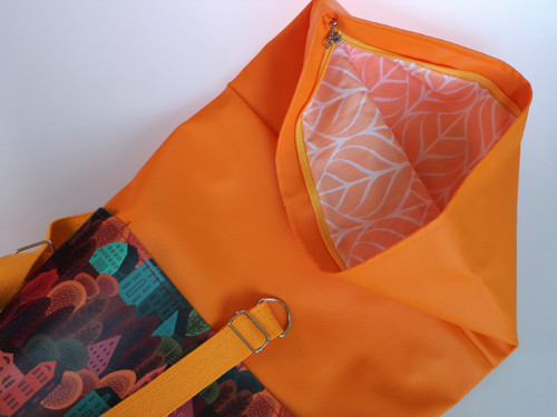 Rolltop batoh jeseň v meste — foto 6