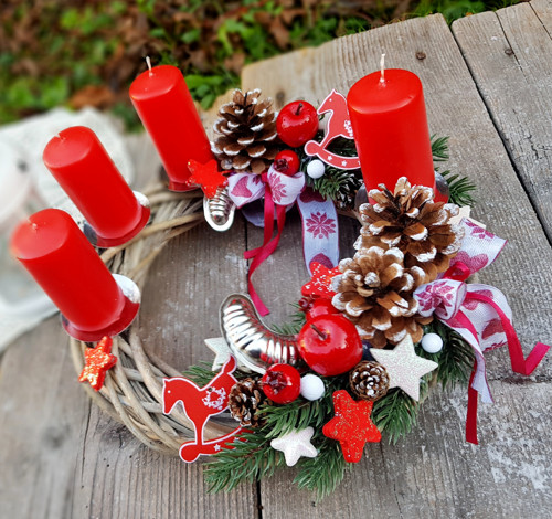 Adventní věneček s koníčky — foto 2