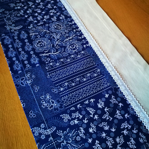 Běhoun na stůl modrý patchwork s krajkou — foto 3