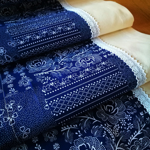Běhoun na stůl modrý patchwork s krajkou — foto 2