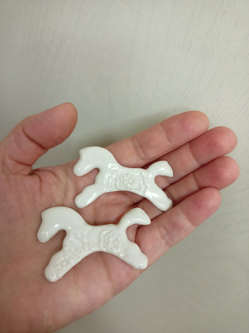 Porcelánová brož Koník. — foto 5