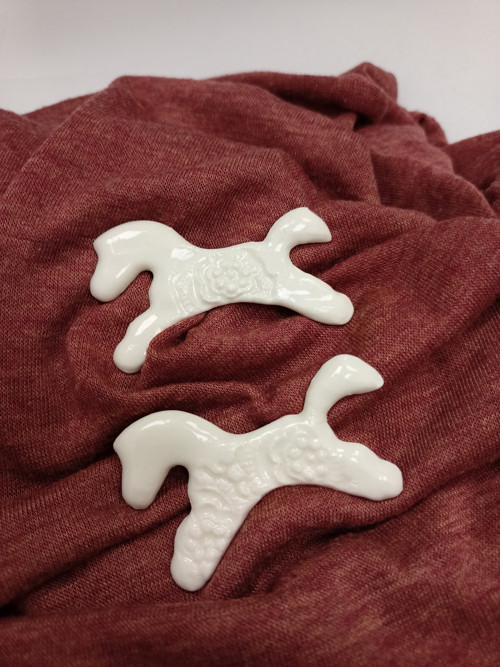 Porcelánová brož Koník. — foto 4