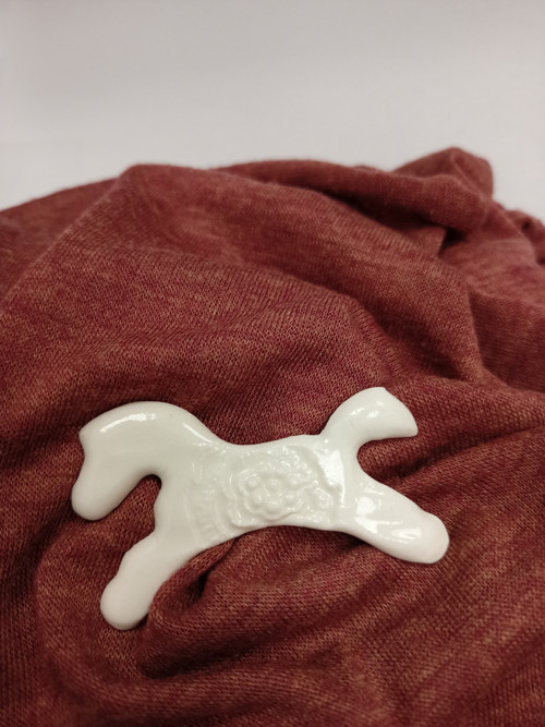 Porcelánová brož Koník. — foto 2