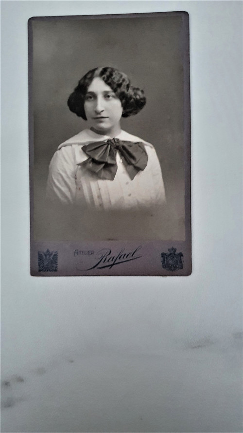 Marnivá sestřenice - kabinetka — foto 2