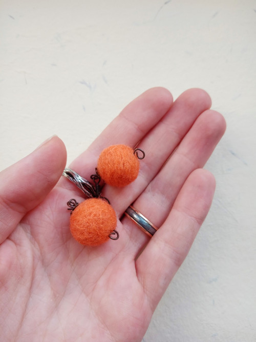 Oranžové plstěné náušnice — foto 3