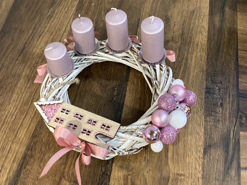 Adventní věneček růžový domov — foto 2