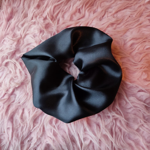 Scrunchie černá saténová gumička do vlasů — foto 2