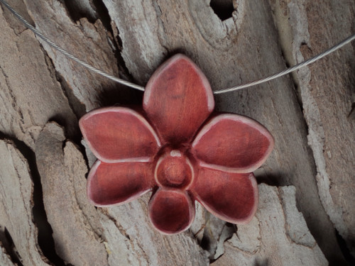 Dřevěný šperk - orchidej — foto 2