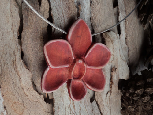 Dřevěný šperk - orchidej — foto 3
