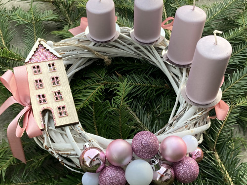 Adventní věneček růžový domov — foto 6