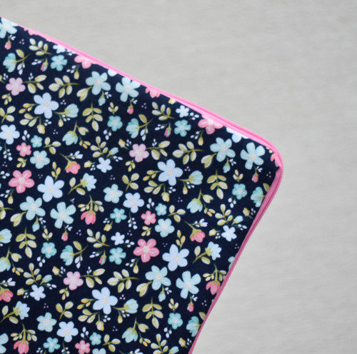 Obal na notebook - Kytičky na tmavě modré — foto 3