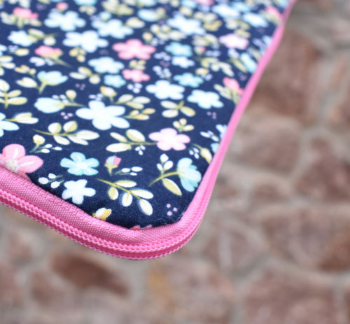 Obal na notebook - Kytičky na tmavě modré — foto 4