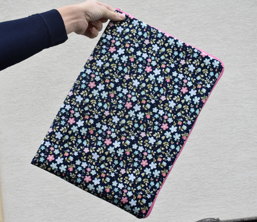 Obal na notebook - Kytičky na tmavě modré — foto 2