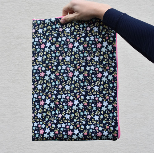 Obal na notebook - Kytičky na tmavě modré — foto 6