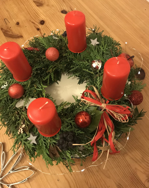 Adventní věnec s lýkovou mašlí — foto 3
