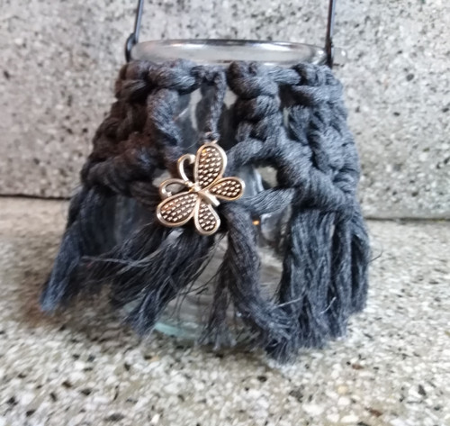 Macramé Svícen šedý s motýlkem — foto 2