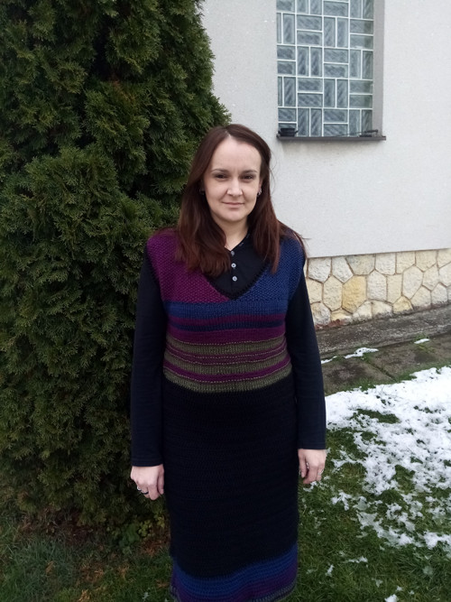 Barevné háčkované šaty — foto 2