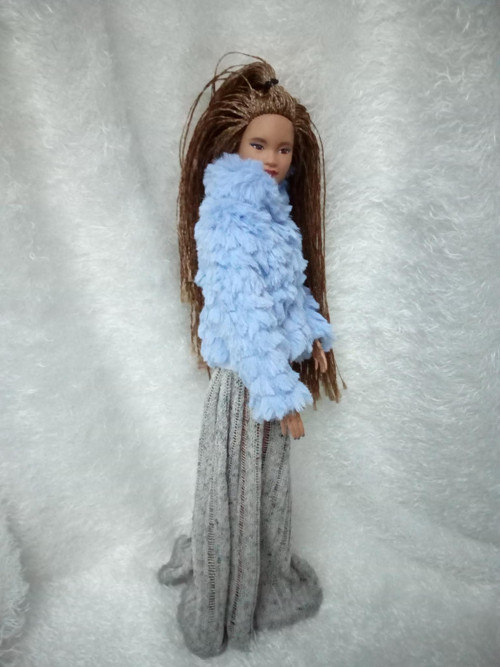 Světle modrý kožíšek pro Barbie — foto 2