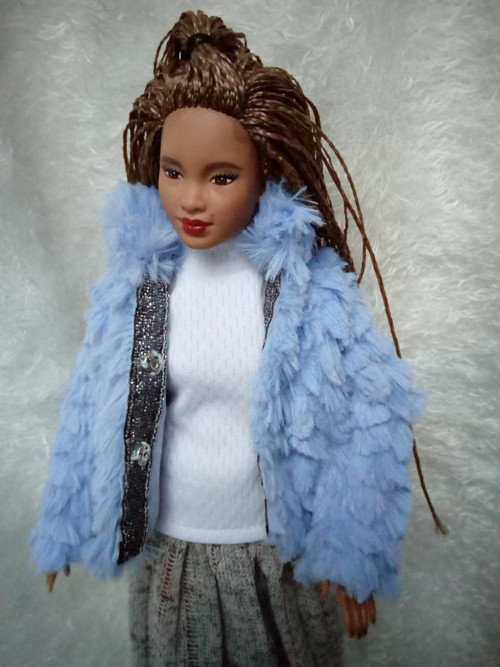 Světle modrý kožíšek pro Barbie — foto 4