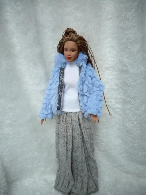 Světle modrý kožíšek pro Barbie — foto 3