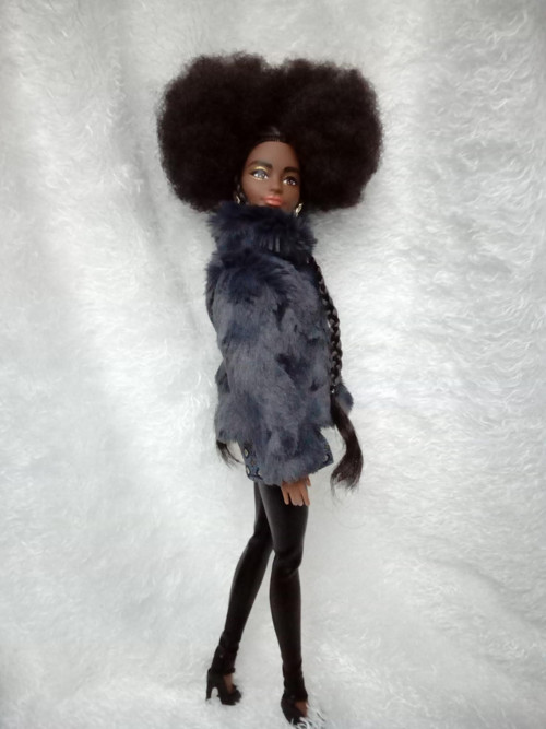 Tmavý kožíšek pro Barbie — foto 3