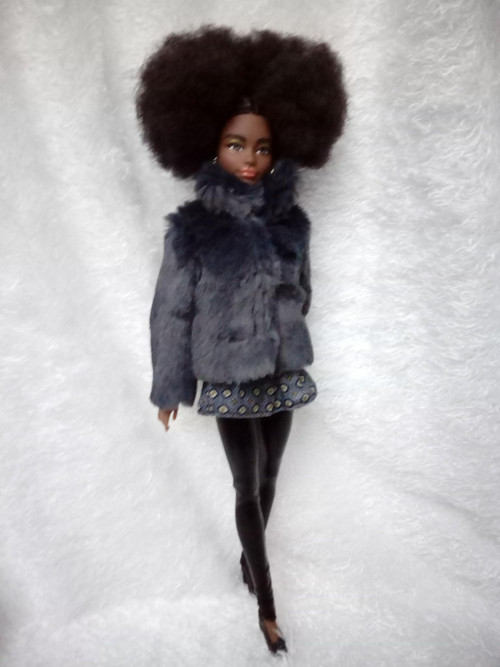 Tmavý kožíšek pro Barbie — foto 2