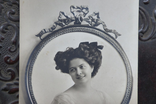 Dívka z rámu...stará pohlednice — foto 2